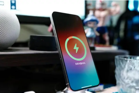 洛阳苹果15换屏服务分享用什么充电器给iPhone15充电更好 